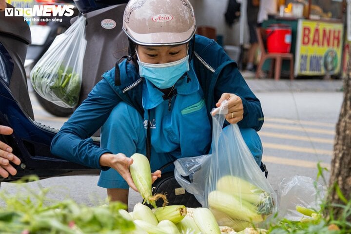 Thu nhập bèo bọt, giá hàng hóa lại cao ngất, công nhân sợ hãi khi đi chợ - Ảnh 1.