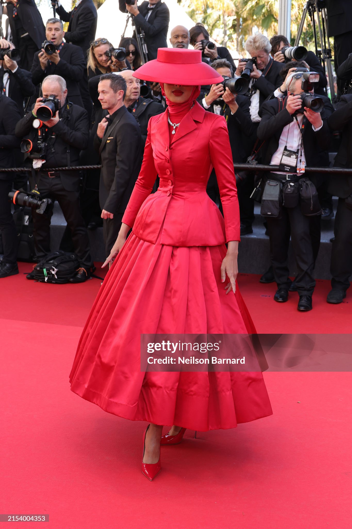 Thảm đỏ Cannes ngày 8: Thiên thần Victorias Secret đại chiến, phô visual và sắc vóc khét lẹt! - Ảnh 32.