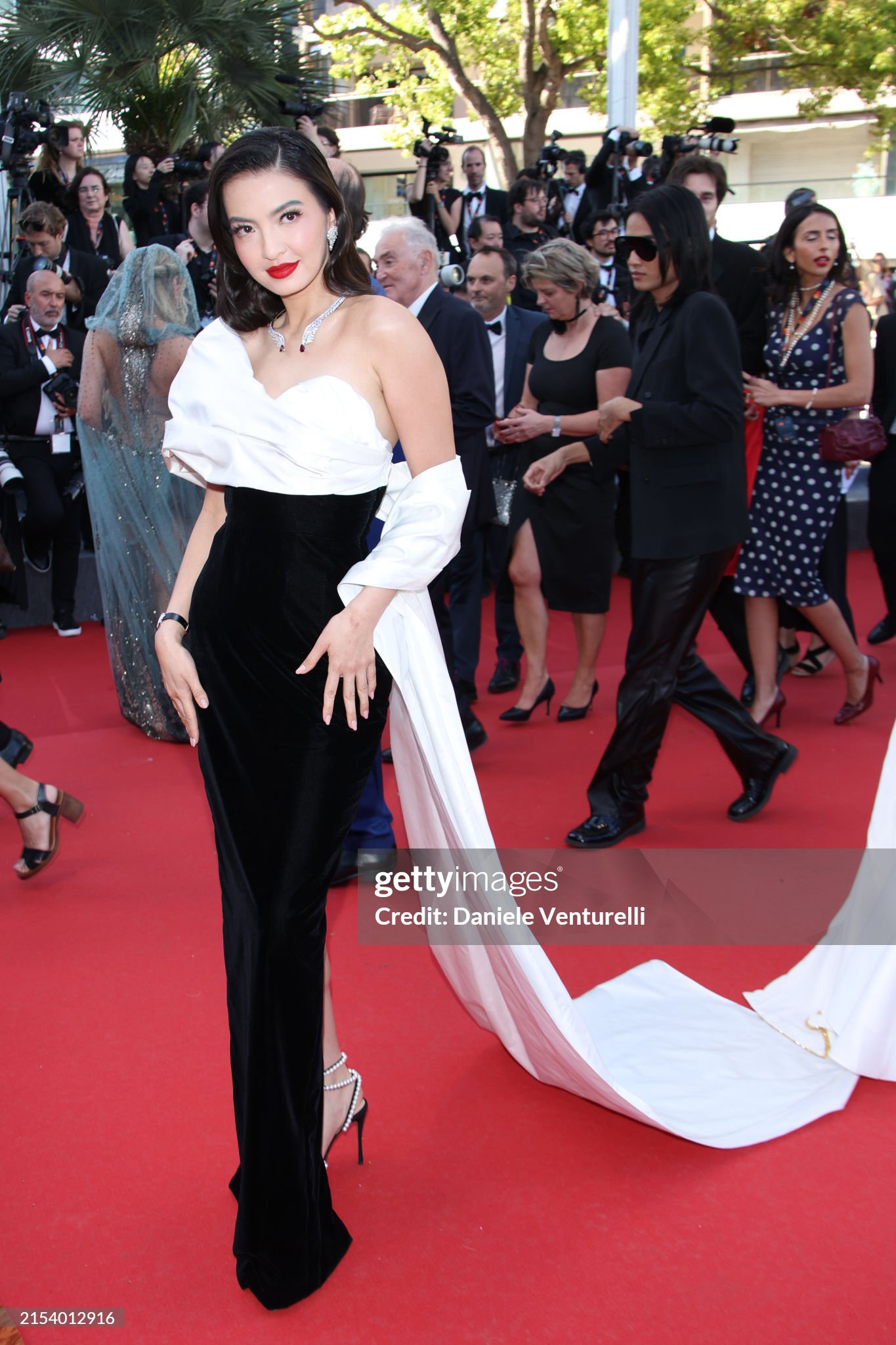 Thảm đỏ Cannes ngày 8: Thiên thần Victorias Secret đại chiến, phô visual và sắc vóc khét lẹt! - Ảnh 23.