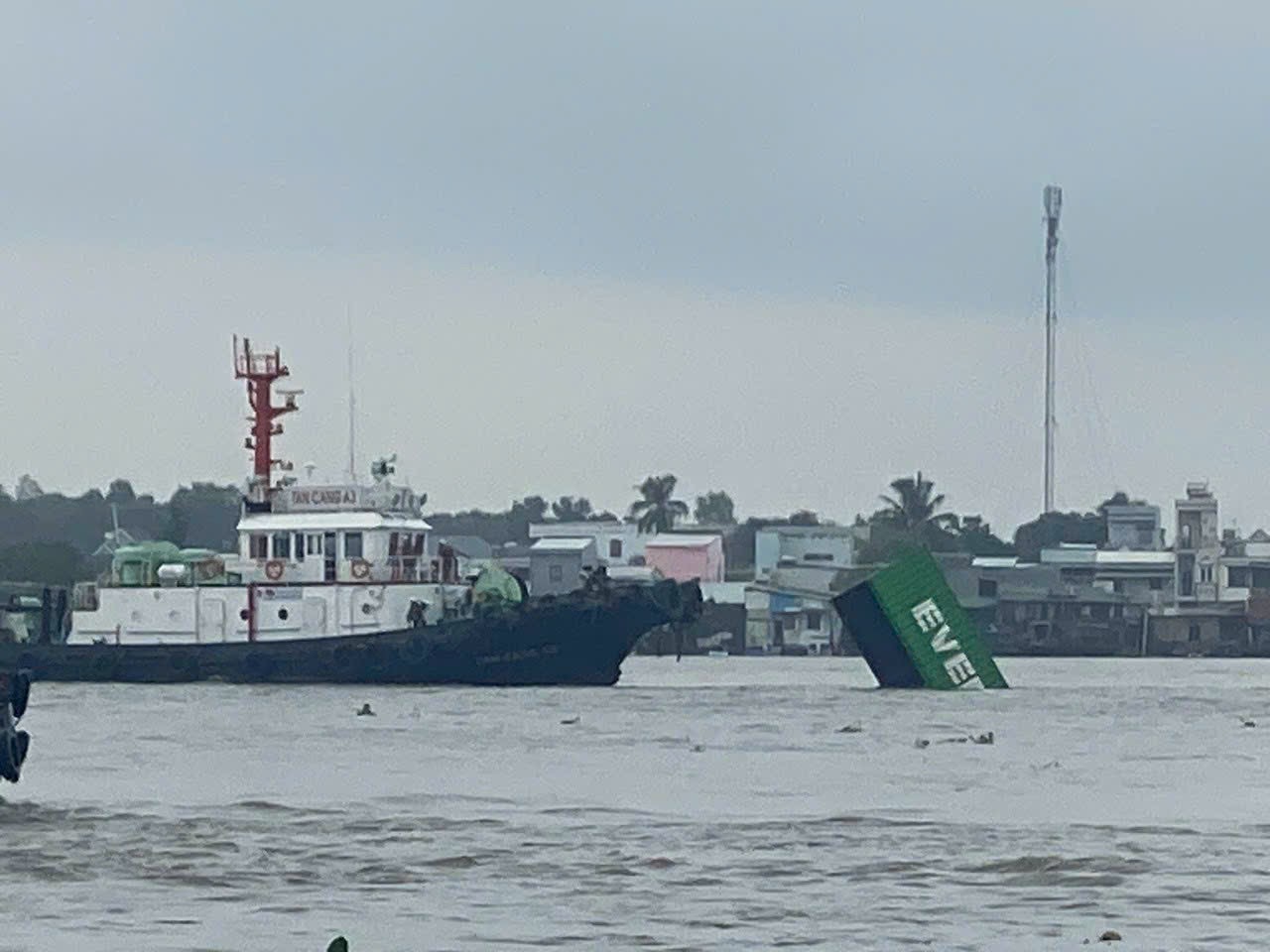 TPHCM: Tàu va chạm với sà lan, hàng loạt container rơi xuống sông- Ảnh 1.