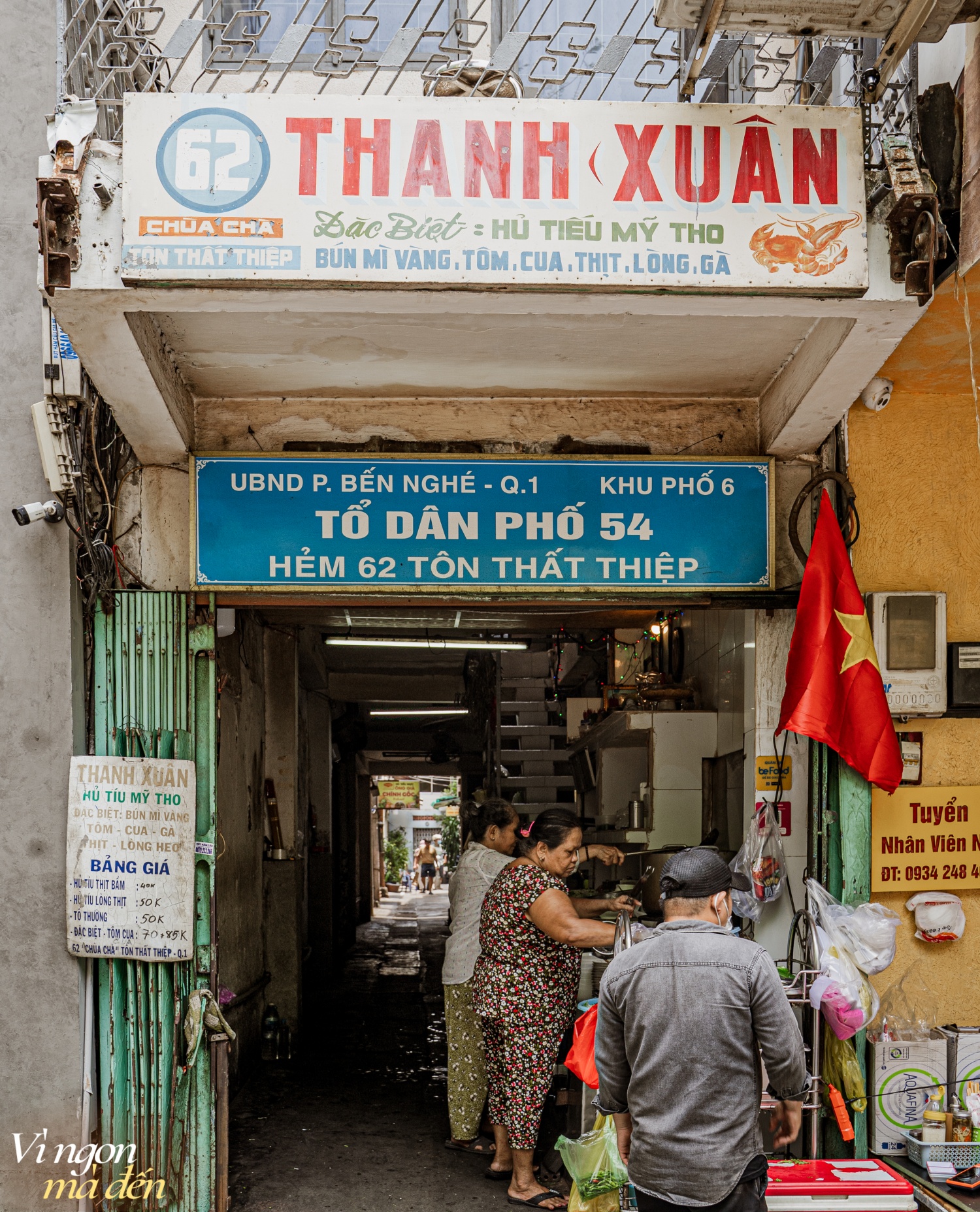 Hủ tiếu Thanh Xuân gần 80 năm tuổi ngay giữa trung tâm Sài Gòn, nổi tiếng là thế nhưng vẫn gây tranh cãi bởi mức giá gần 100K/tô cho quán ăn vỉa hè - Ảnh 1.
