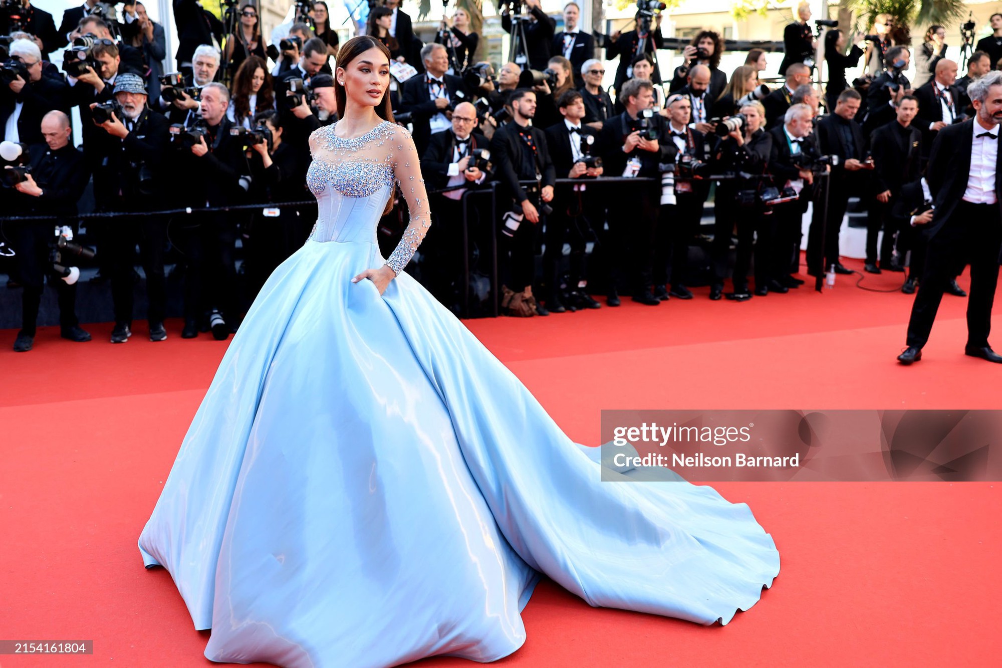 Thảm đỏ Cannes ngày 9: Hoa hậu Pia Wurtzbach hóa Cinderella, nữ ca sĩ hạng A tái xuất sau phốt quát tháo nhân viên - Ảnh 3.