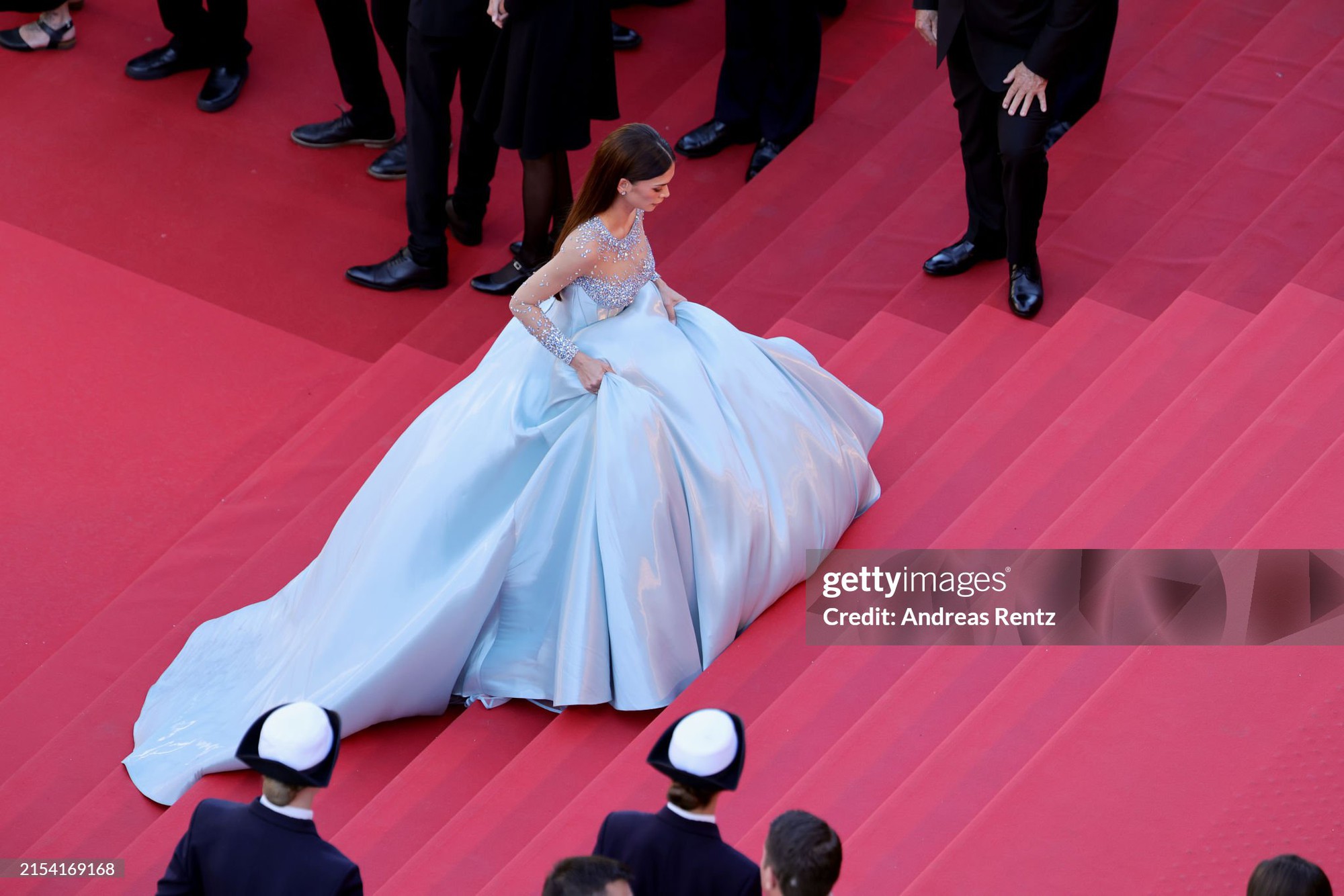 Thảm đỏ Cannes ngày 9: Hoa hậu Pia Wurtzbach hóa Cinderella, nữ ca sĩ hạng A tái xuất sau phốt quát tháo nhân viên - Ảnh 2.