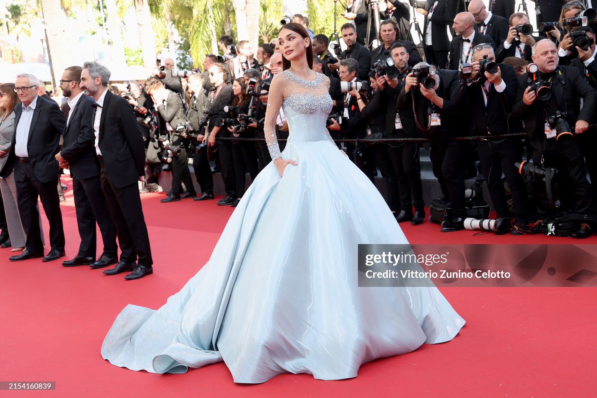 Thảm đỏ Cannes ngày 9: Hoa hậu Pia Wurtzbach hóa Cinderella, nữ ca sĩ hạng A tái xuất sau phốt quát tháo nhân viên - Ảnh 4.