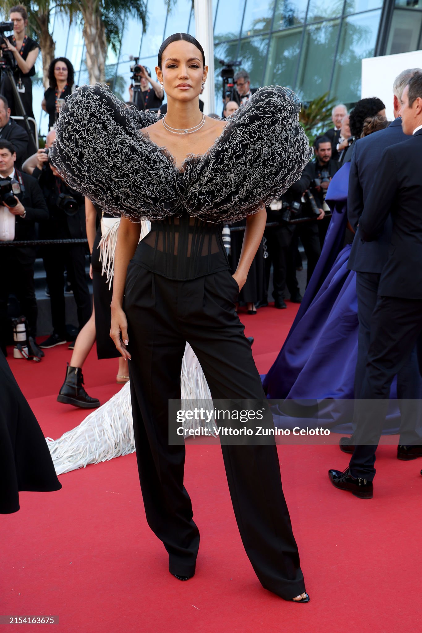 Thảm đỏ Cannes ngày 9: Hoa hậu Pia Wurtzbach hóa Cinderella, nữ ca sĩ hạng A tái xuất sau phốt quát tháo nhân viên - Ảnh 32.