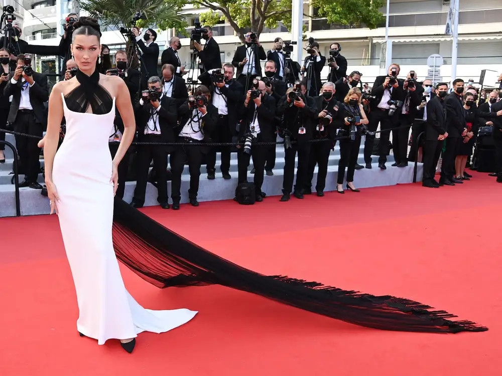 Thời trang thảm đỏ Cannes gây chú ý của siêu mẫu Bella Hadid - Ảnh 10.