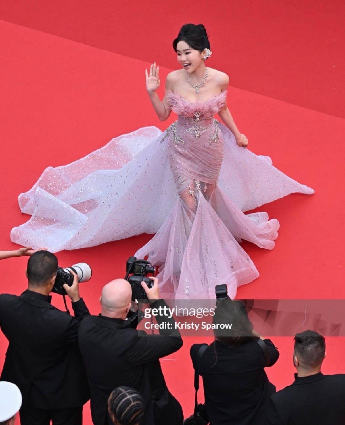 Những thiết kế Việt khoe sắc trên thảm đỏ Liên hoan phim Cannes 2024 - Ảnh 9.