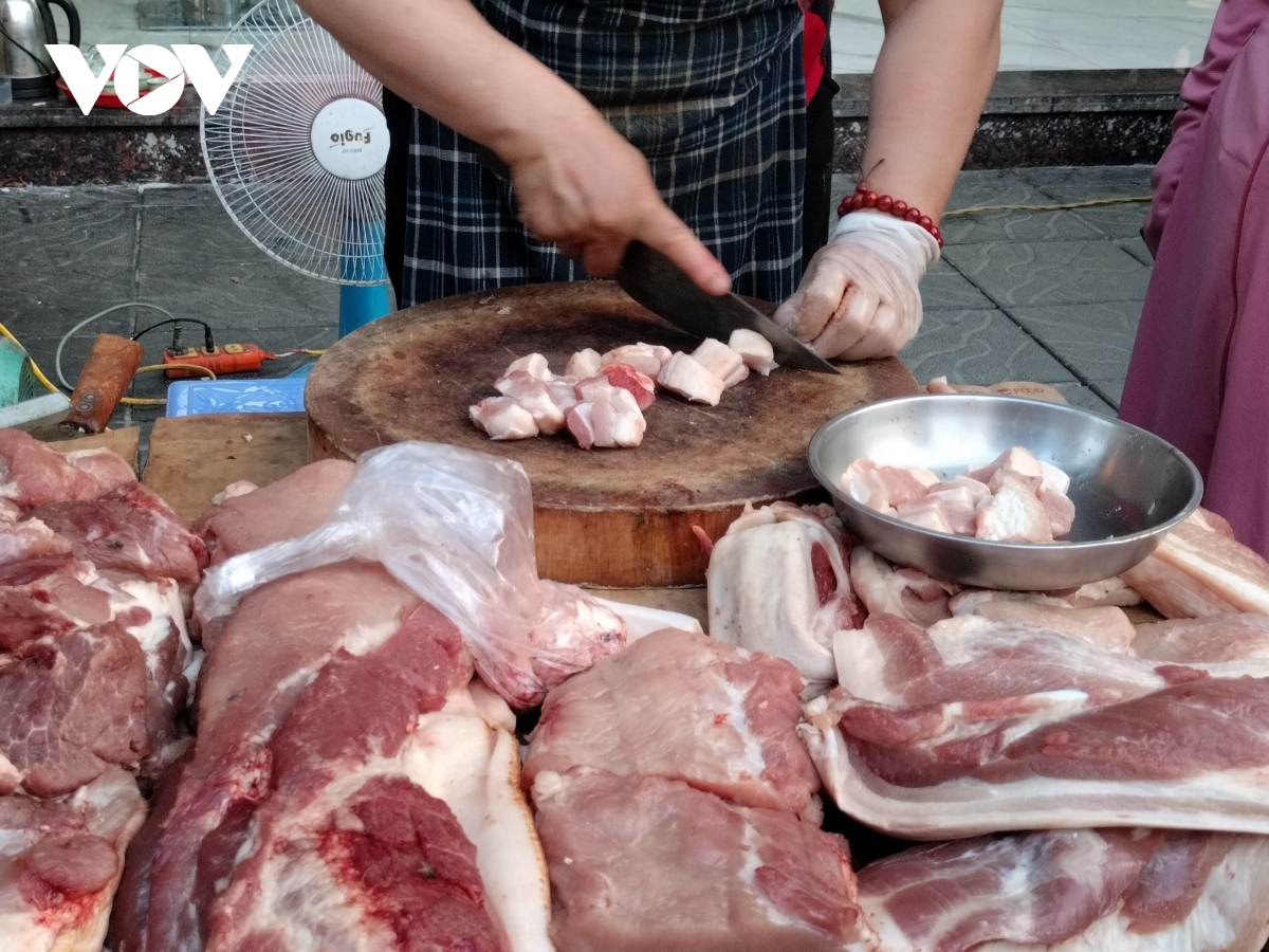 Giá thực phẩm tăng cao, người tiêu dùng “bấm bụng” chi tiêu - Ảnh 1.