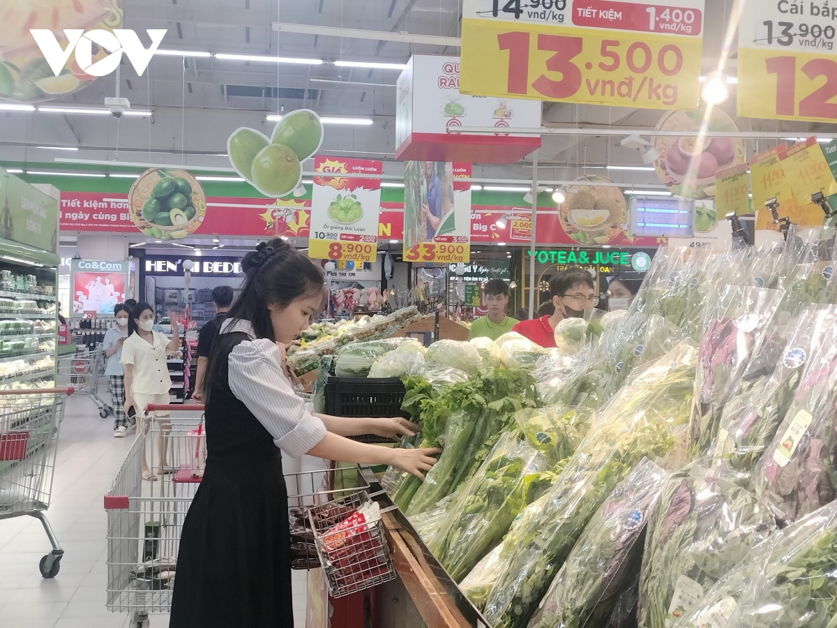 Giá thực phẩm tăng cao, người tiêu dùng “bấm bụng” chi tiêu - Ảnh 3.