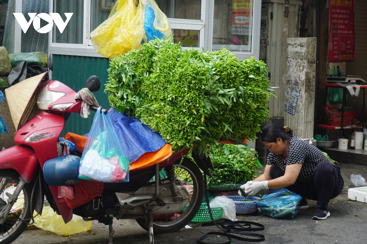 Giá thực phẩm tăng cao, người tiêu dùng “bấm bụng” chi tiêu - Ảnh 4.