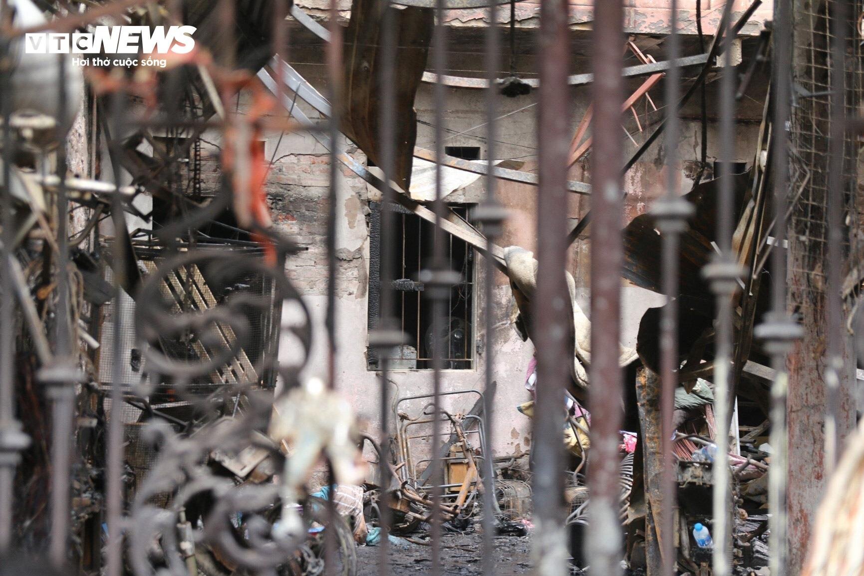 Tan hoang hiện trường vụ cháy nhà trọ Trung Kính khiến 14 người thiệt mạng - Ảnh 7.