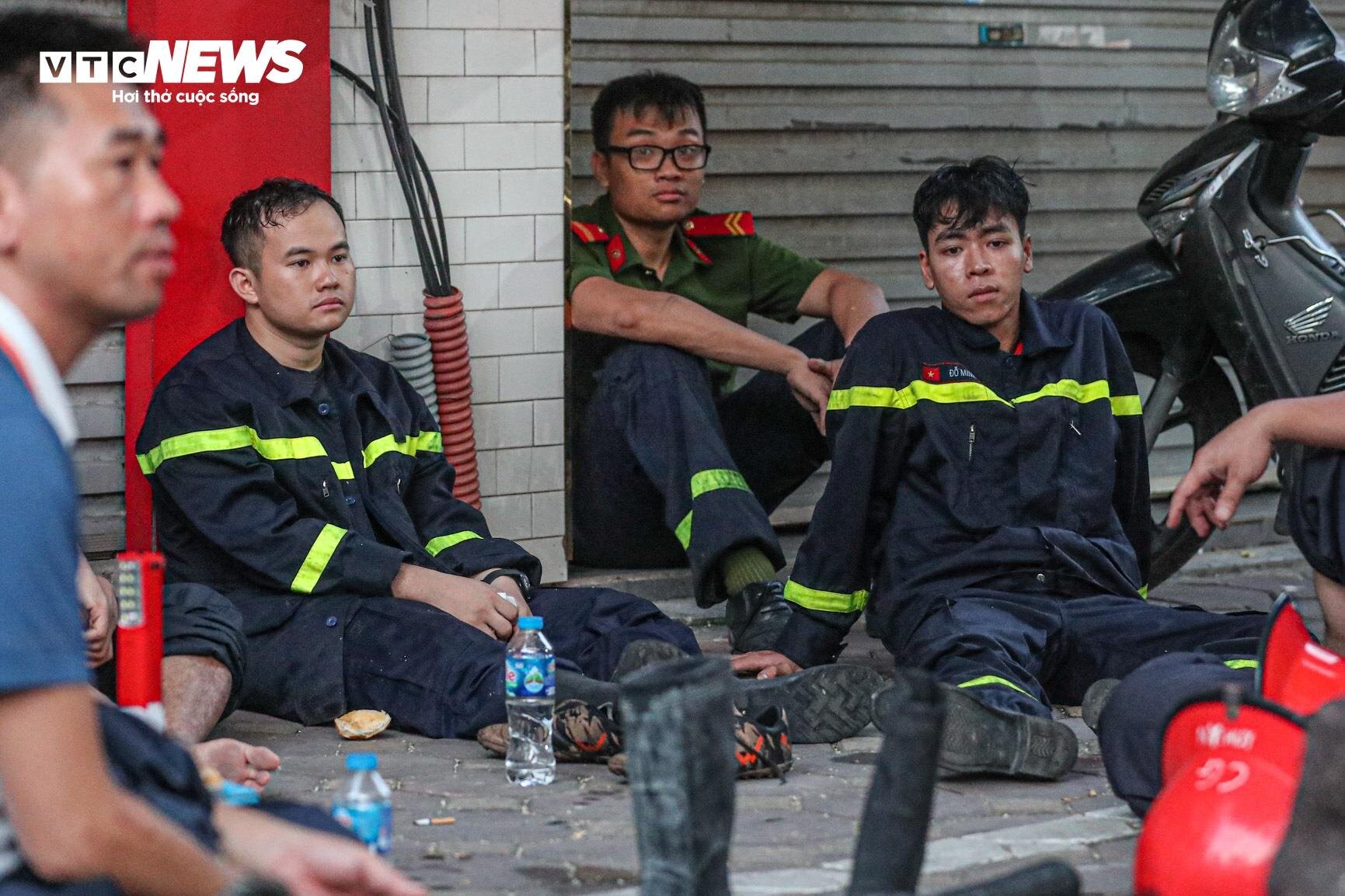 Tan hoang hiện trường vụ cháy nhà trọ Trung Kính khiến 14 người thiệt mạng - Ảnh 13.