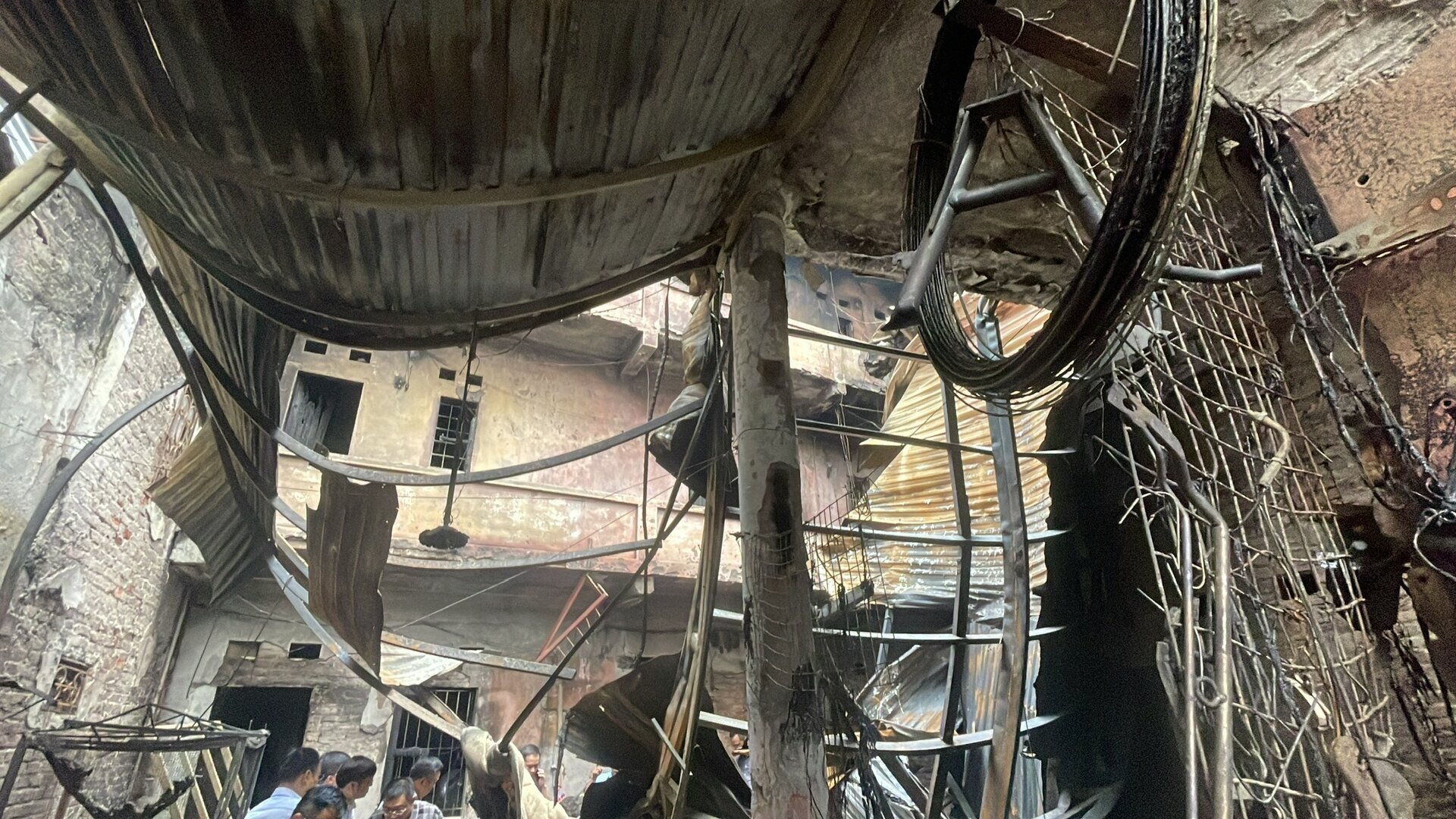 Tan hoang hiện trường vụ cháy nhà trọ Trung Kính khiến 14 người thiệt mạng - Ảnh 9.