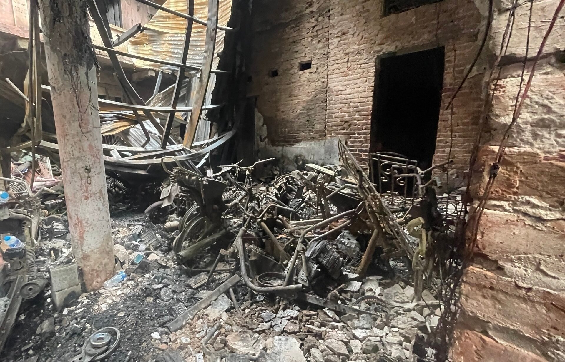 Tan hoang hiện trường vụ cháy nhà trọ Trung Kính khiến 14 người thiệt mạng - Ảnh 10.