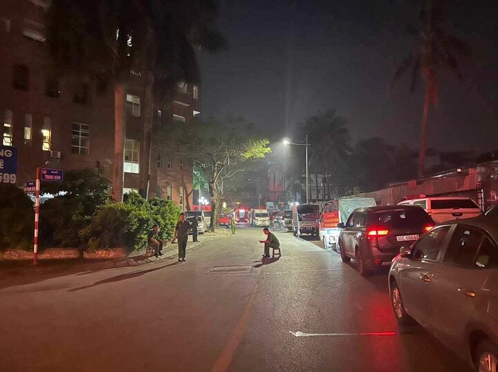 Xuyên đêm đưa thi thể nạn nhân ra khỏi nhà trọ 5 tầng sau vụ cháy - Ảnh 1. Xuyên đêm đưa thi thể nạn nhân ra khỏi nhà trọ 5 tầng sau vụ cháy - Ảnh 1.