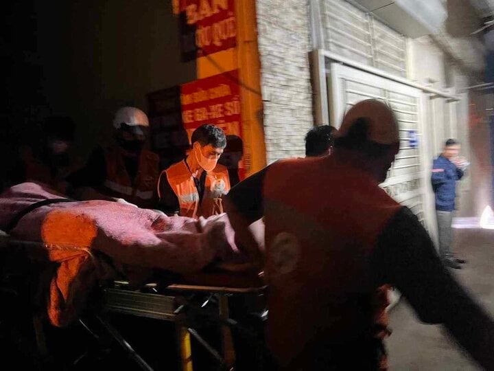 Xuyên đêm đưa thi thể nạn nhân ra khỏi nhà trọ 5 tầng sau vụ cháy - Ảnh 4. Xuyên đêm đưa thi thể nạn nhân ra khỏi nhà trọ 5 tầng sau vụ cháy - Ảnh 4.