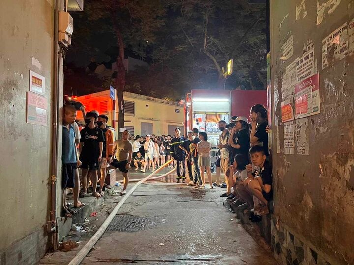 Xuyên đêm đưa thi thể nạn nhân ra khỏi nhà trọ 5 tầng sau vụ cháy - Ảnh 8. Xuyên đêm đưa thi thể nạn nhân ra khỏi nhà trọ 5 tầng sau vụ cháy - Ảnh 8.