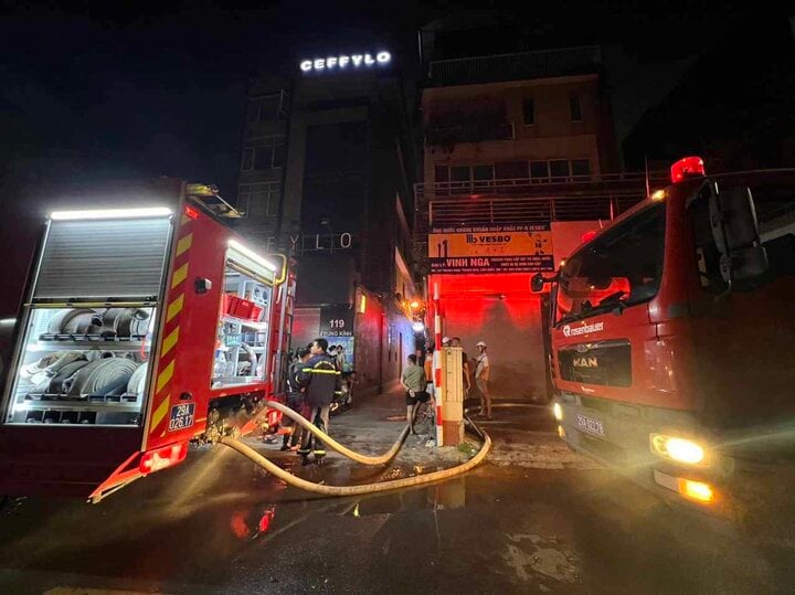 Xuyên đêm đưa thi thể nạn nhân ra khỏi nhà trọ 5 tầng sau vụ cháy - Ảnh 5. Xuyên đêm đưa thi thể nạn nhân ra khỏi nhà trọ 5 tầng sau vụ cháy - Ảnh 5.