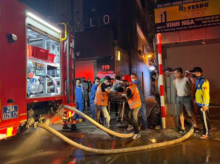 Xuyên đêm đưa thi thể nạn nhân ra khỏi nhà trọ 5 tầng sau vụ cháy - Ảnh 6. Xuyên đêm đưa thi thể nạn nhân ra khỏi nhà trọ 5 tầng sau vụ cháy - Ảnh 6.
