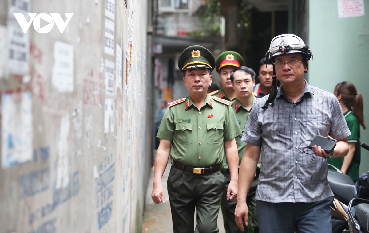 Thượng tướng Trần Quốc Tỏ đến hiện trường vụ cháy nhà trọ làm 14 người chết - Ảnh 1. Thượng tướng Trần Quốc Tỏ đến hiện trường vụ cháy nhà trọ làm 14 người chết - Ảnh 1.
