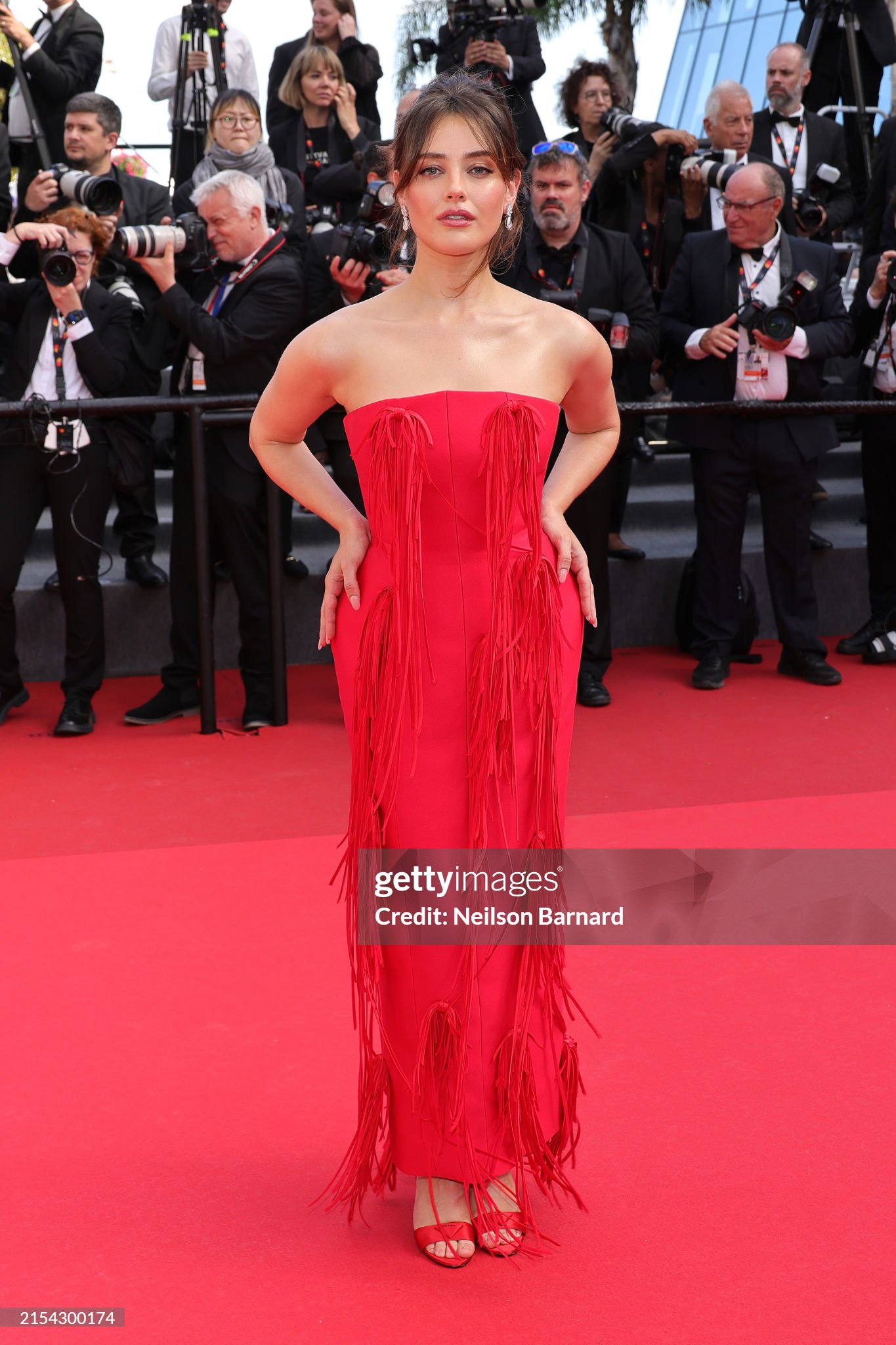 Thảm đỏ Cannes ngày 10: Bella Hadid khoe trọn body đồng hồ cát, mỹ nhân 13 Reasons Why nhận cơn mưa lời khen - Ảnh 5.