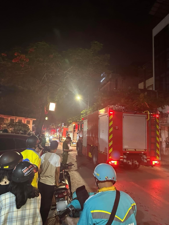 Hiện trường vụ cháy nhà trọ 5 tầng ở Trung Kính khiến 14 người tử vong - Ảnh 3.