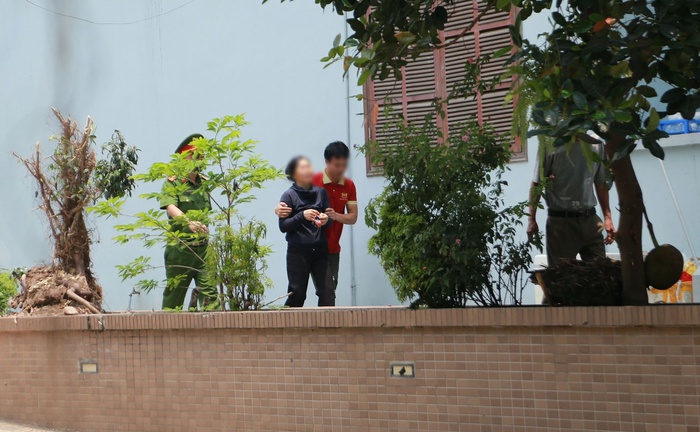 Vụ cháy nghiêm trọng ở Hà Nội: Tiếng khóc vang vọng từ bên trong nhà tang lễ, nhiều người nháo nhác tìm người thân - Ảnh 5.