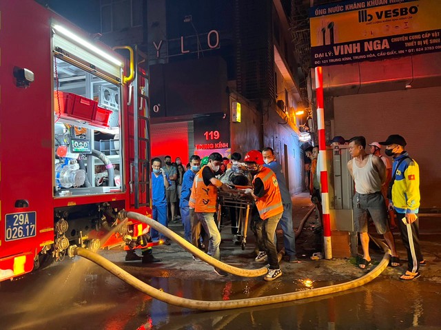Hiện trường vụ cháy nhà trọ 5 tầng ở Trung Kính khiến 14 người tử vong - Ảnh 5.