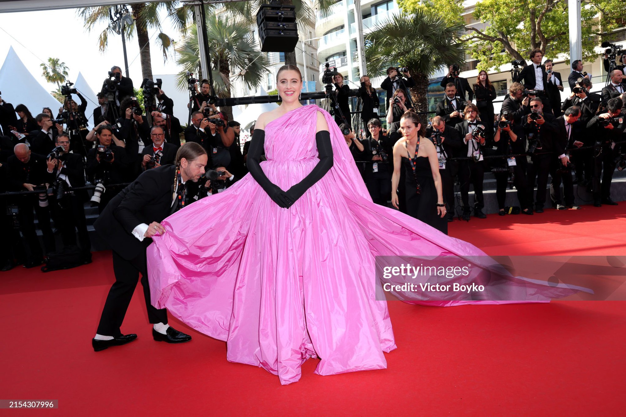 Thảm đỏ Cannes ngày 10: Bella Hadid khoe trọn body đồng hồ cát, mỹ nhân 13 Reasons Why nhận cơn mưa lời khen - Ảnh 12.