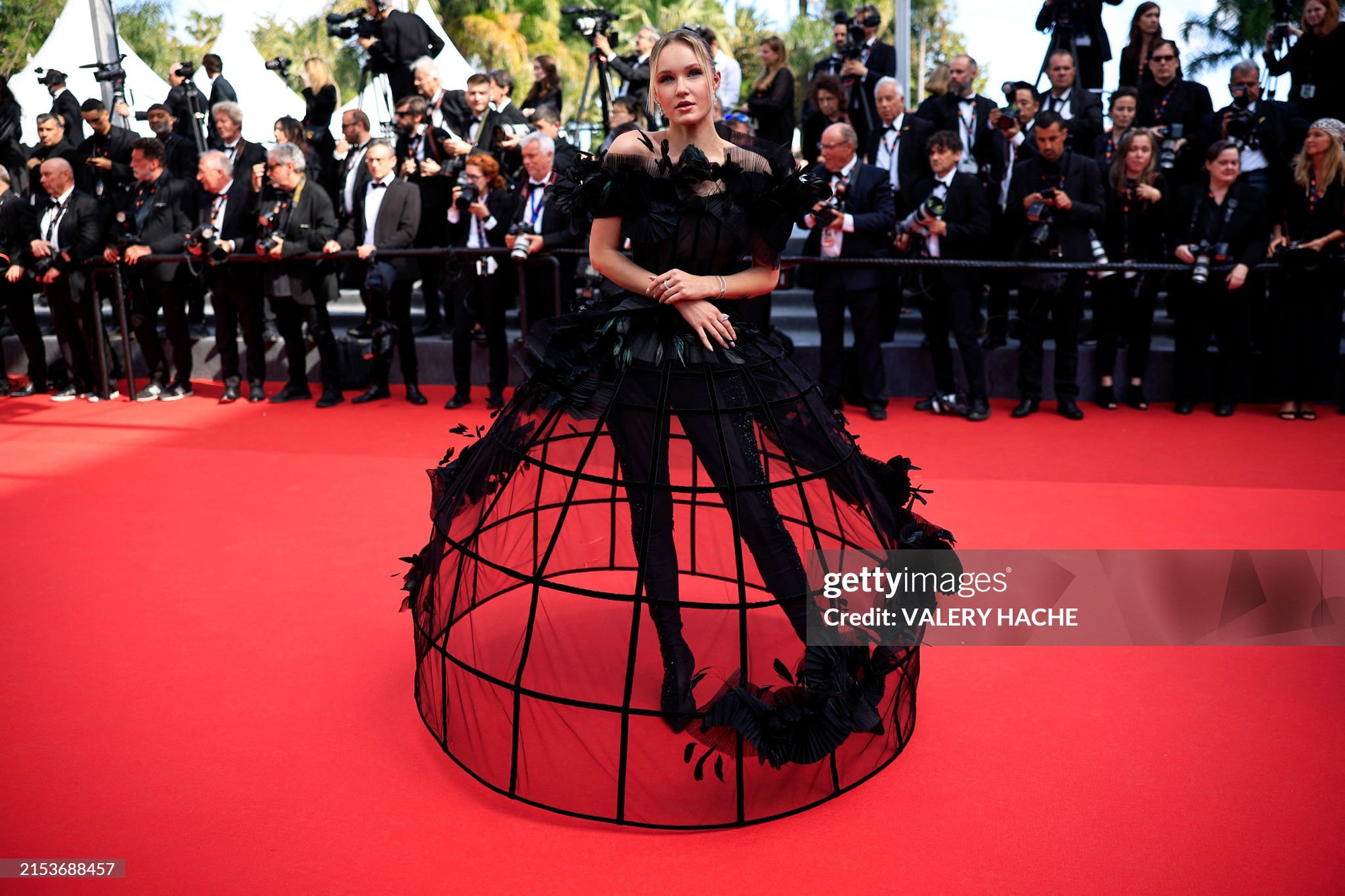 Thảm đỏ Cannes ngày 10: Bella Hadid khoe trọn body đồng hồ cát, mỹ nhân 13 Reasons Why nhận cơn mưa lời khen - Ảnh 11.