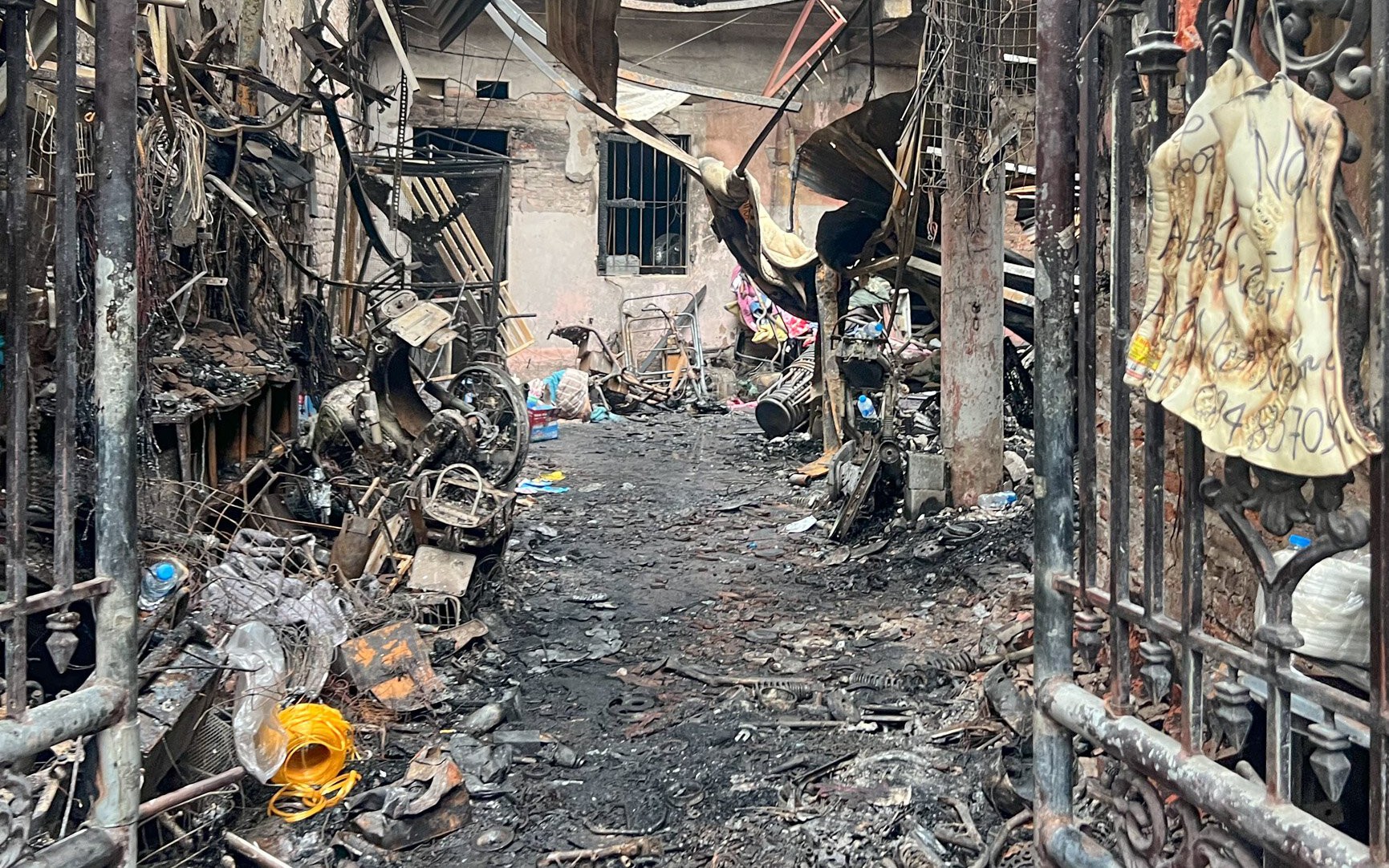 Tan hoang hiện trường vụ cháy nhà trọ Trung Kính khiến 14 người thiệt mạng