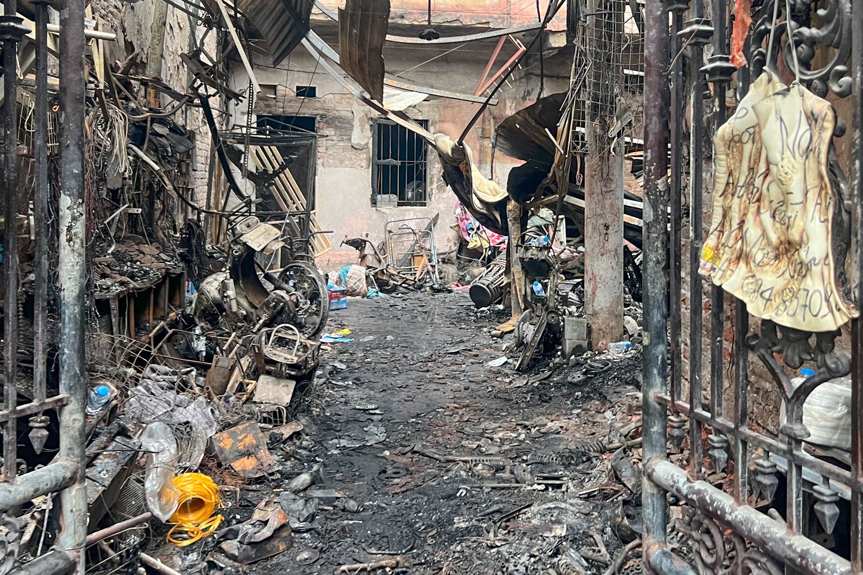 Tan hoang hiện trường vụ cháy nhà trọ Trung Kính khiến 14 người thiệt mạng - Ảnh 3.