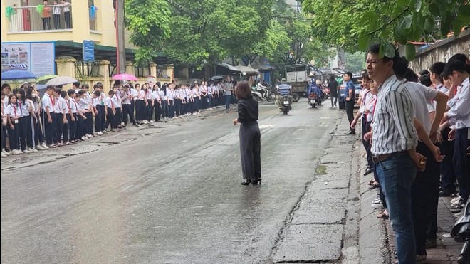 Cảm động hình ảnh học sinh toàn trường đứng hai bên đường tiễn bạn lần cuối dưới cơn mưa mùa hạ - Ảnh 2.