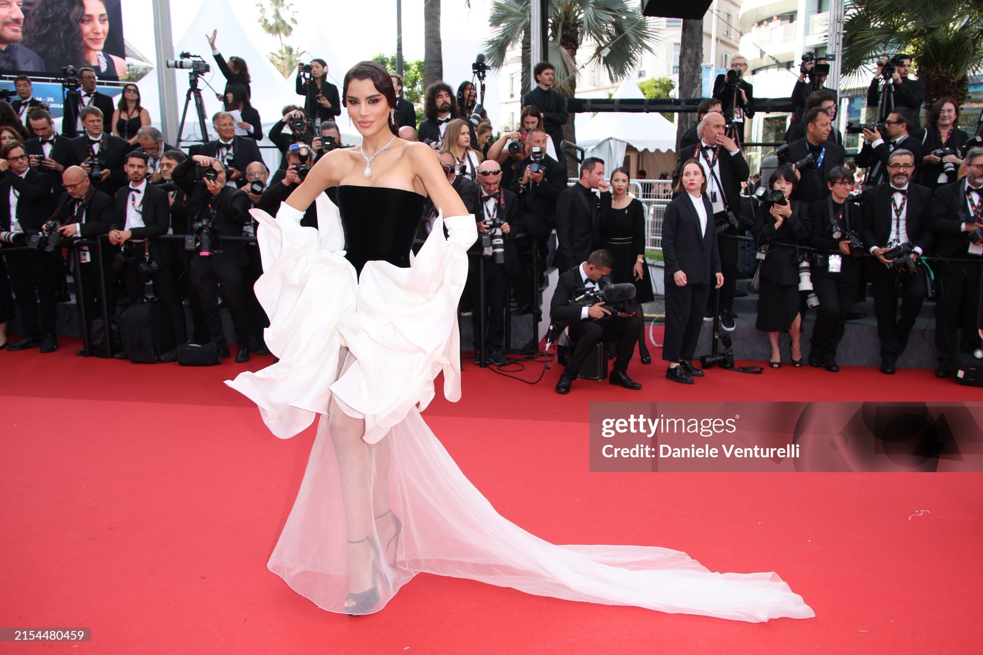 Thảm đỏ Cannes ngày 11: Bình An - Phương Nga lần đầu đổ bộ, siêu mẫu Coco Rocha - Á hậu Hoàn vũ cực slay - Ảnh 8.