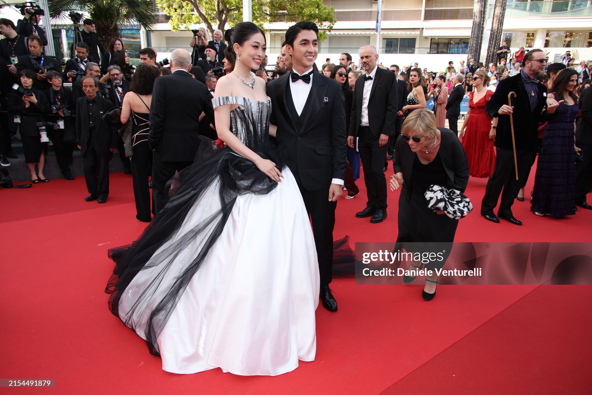Thảm đỏ Cannes ngày 11: Bình An - Phương Nga lần đầu đổ bộ, siêu mẫu Coco Rocha - Á hậu Hoàn vũ cực slay - Ảnh 2.