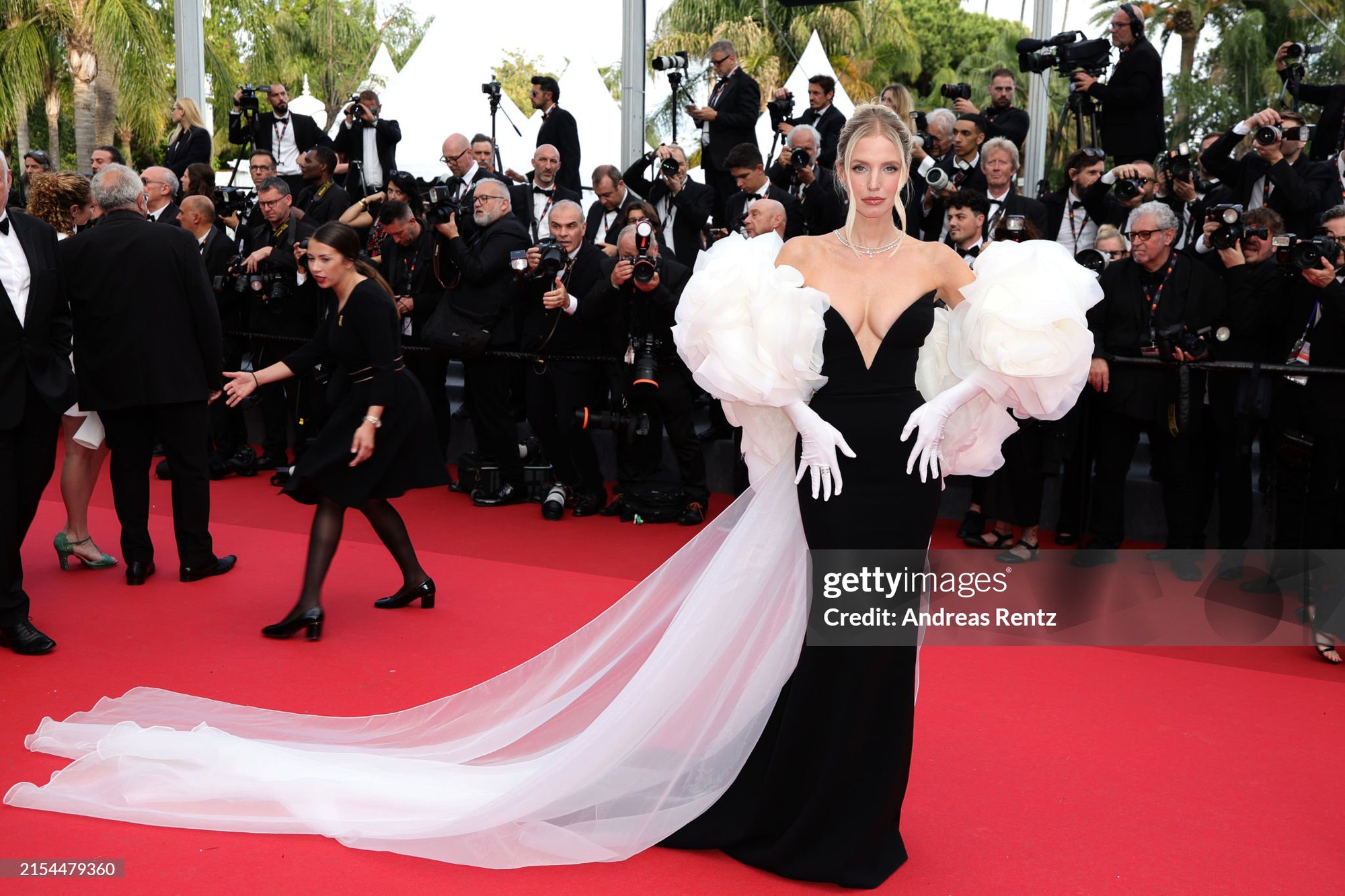 Thảm đỏ Cannes ngày 11: Bình An - Phương Nga lần đầu đổ bộ, siêu mẫu Coco Rocha - Á hậu Hoàn vũ cực slay - Ảnh 20.