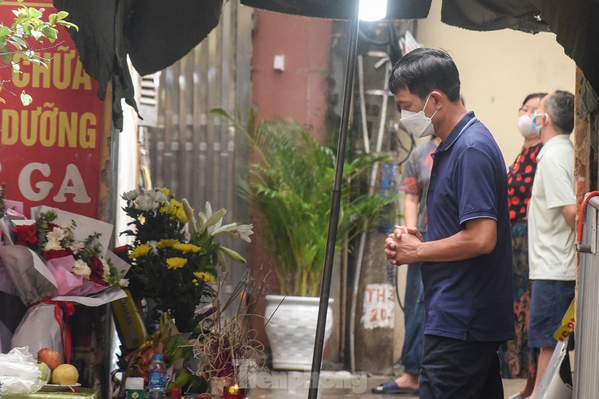 Nhiều người đến khu nhà trọ bị cháy ở Hà Nội thắp hương cho các nạn nhân xấu số - Ảnh 3.