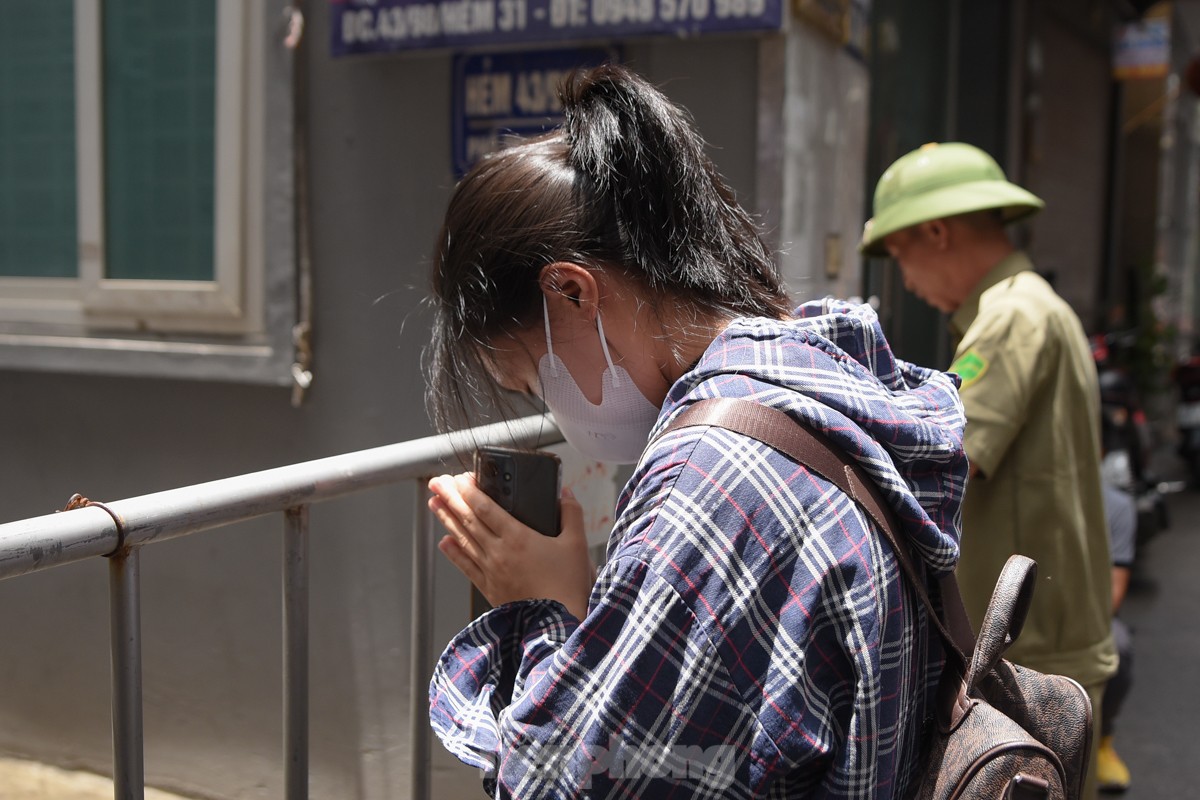 Nhiều người đến khu nhà trọ bị cháy ở Hà Nội thắp hương cho các nạn nhân xấu số - Ảnh 8.
