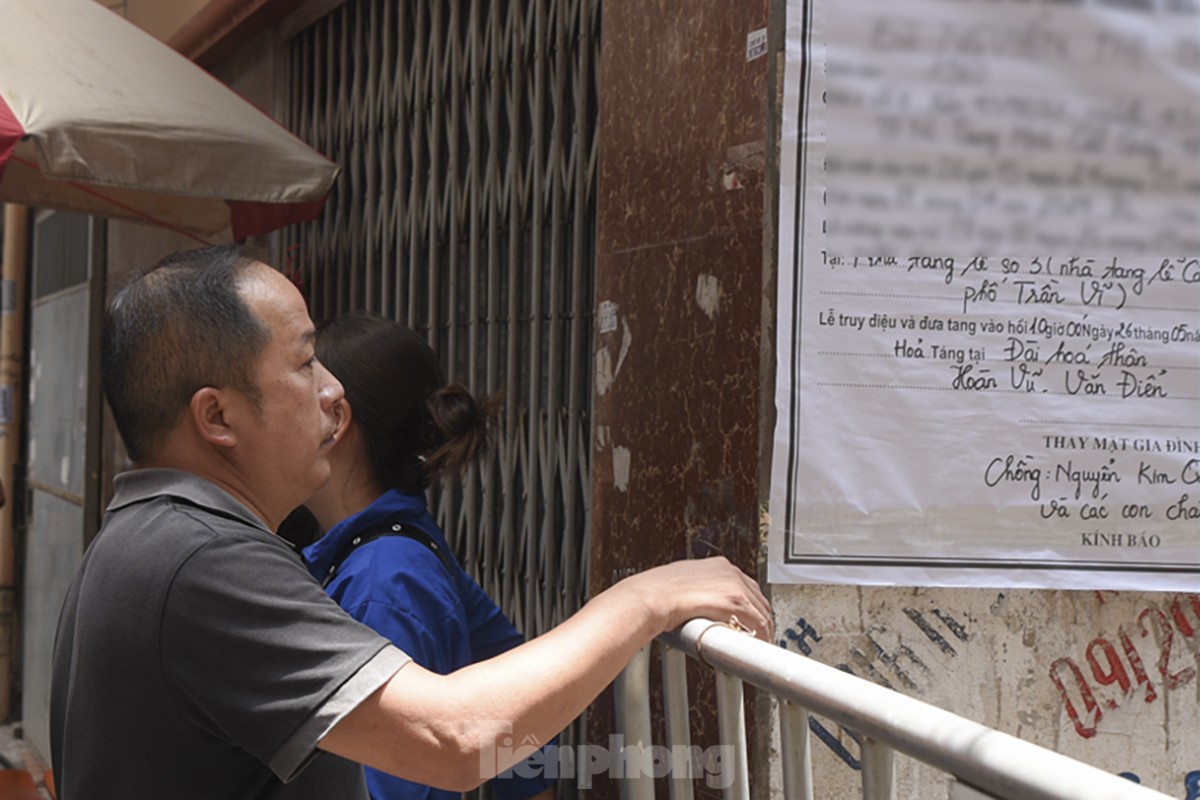 Nhiều người đến khu nhà trọ bị cháy ở Hà Nội thắp hương cho các nạn nhân xấu số - Ảnh 9.