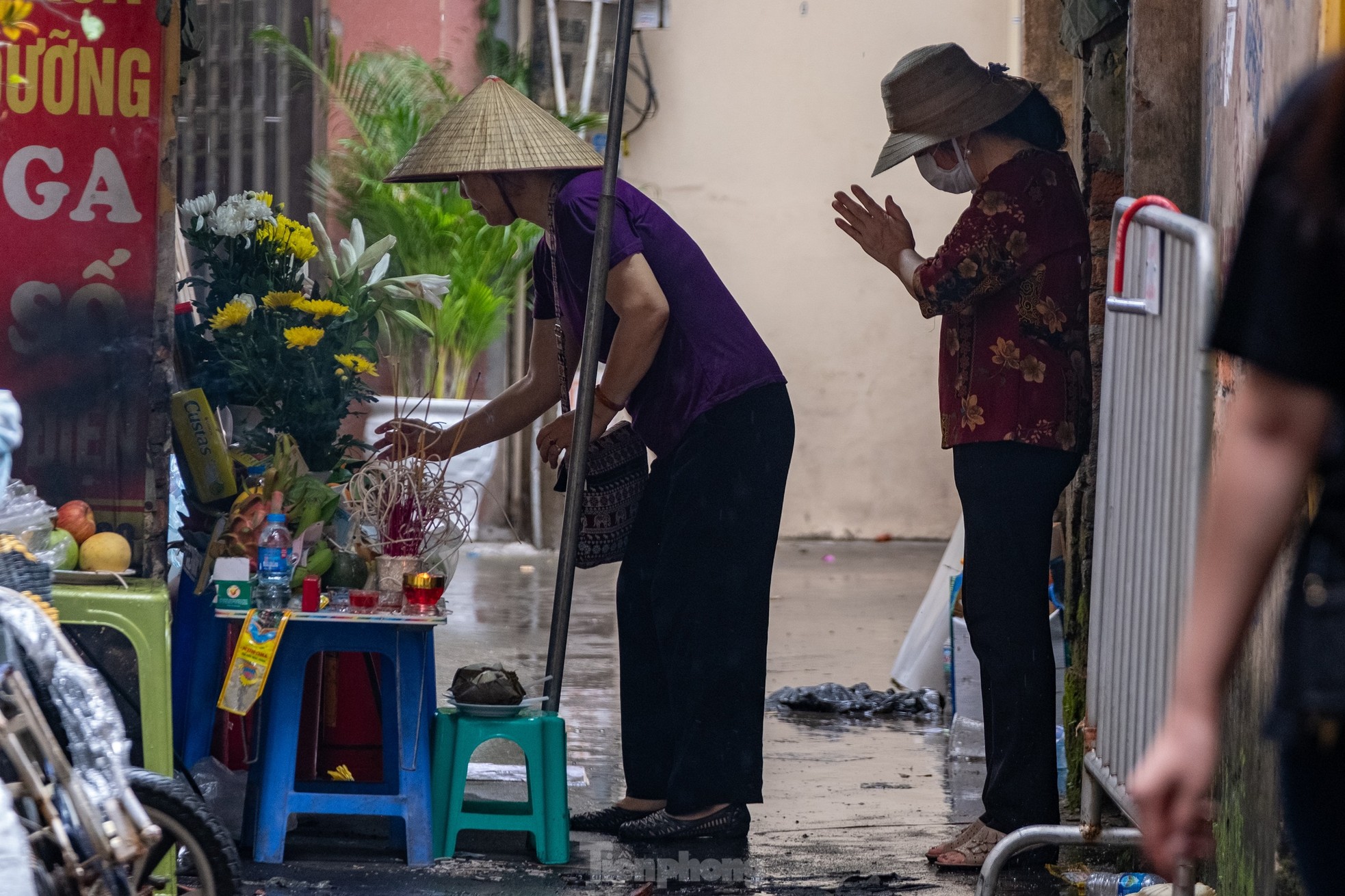 Nhiều người đến khu nhà trọ bị cháy ở Hà Nội thắp hương cho các nạn nhân xấu số - Ảnh 4.