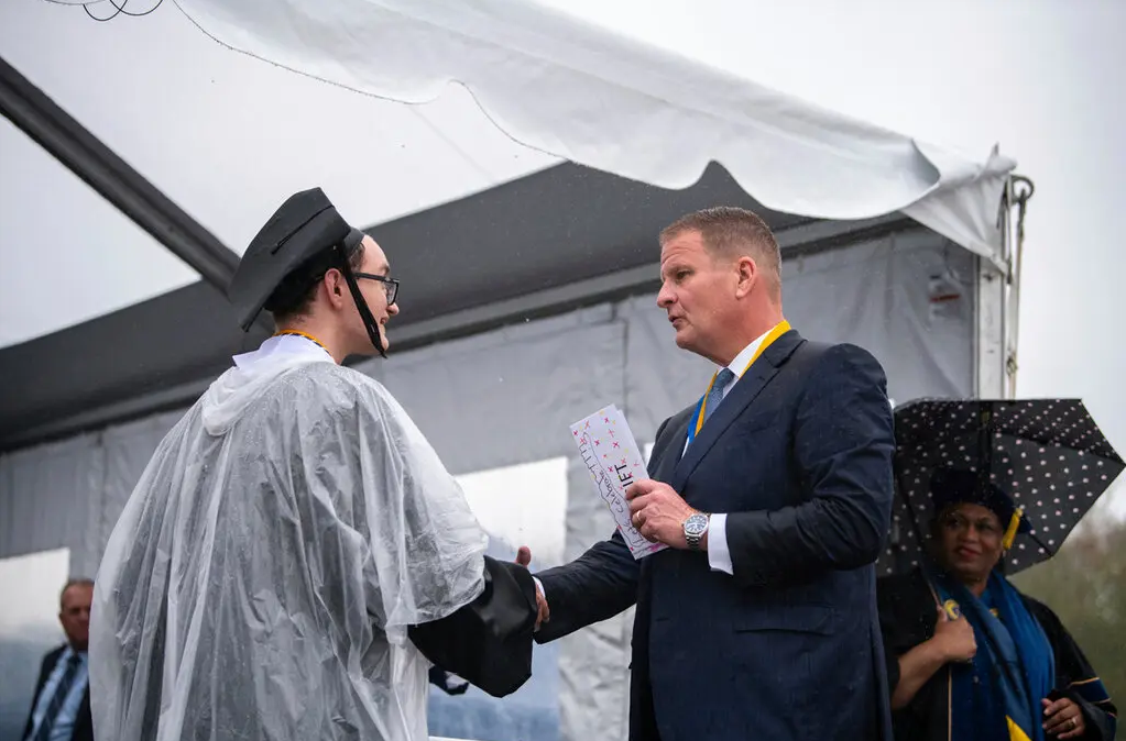 Mang hai bọc tiền mặt đến lễ tốt nghiệp, vị tỷ phú trao cho mỗi sinh viên 1.000 USD nhưng yêu cầu làm một việc khiến ai cũng ngỡ ngàng! - Ảnh 1. Mang hai bọc tiền mặt đến lễ tốt nghiệp, vị tỷ phú trao cho mỗi sinh viên 1.000 USD nhưng yêu cầu làm một việc khiến ai cũng ngỡ ngàng! - Ảnh 1.