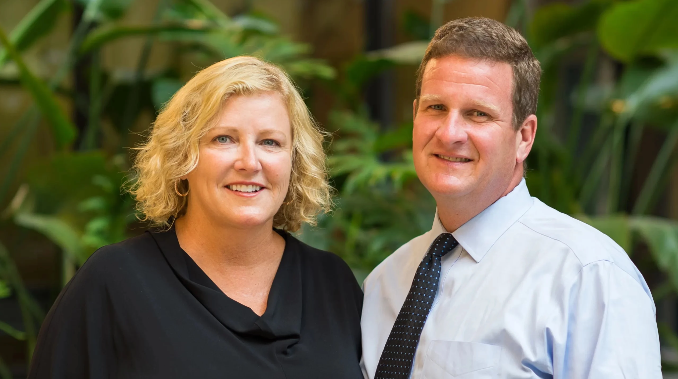 Mang hai bọc tiền mặt đến lễ tốt nghiệp, vị tỷ phú trao cho mỗi sinh viên 1.000 USD nhưng yêu cầu làm một việc khiến ai cũng ngỡ ngàng! - Ảnh 3. Mang hai bọc tiền mặt đến lễ tốt nghiệp, vị tỷ phú trao cho mỗi sinh viên 1.000 USD nhưng yêu cầu làm một việc khiến ai cũng ngỡ ngàng! - Ảnh 3.