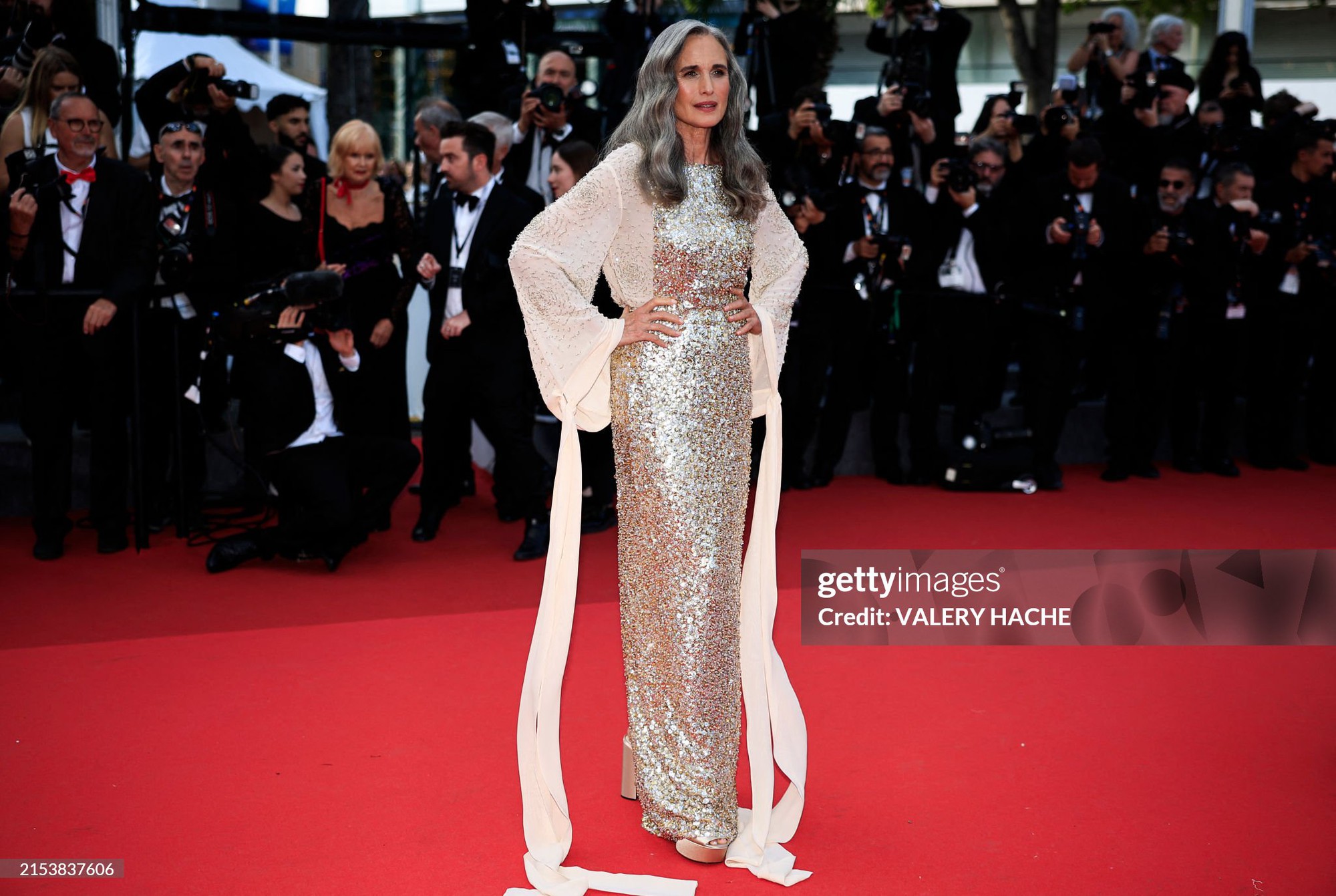 Thảm đỏ Cannes ngày 11: Bình An - Phương Nga lần đầu đổ bộ, siêu mẫu Coco Rocha - Á hậu Hoàn vũ cực slay - Ảnh 23.