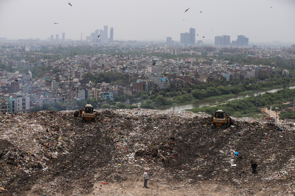 Thành phố &quot;ô nhiễm nhất thế giới&quot;: Nơi người dân sống trên núi rác cao 60 mét, sinh tồn phụ thuộc vào rác thải- Ảnh 7.