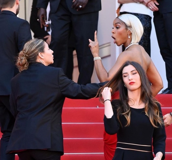 Hoa hậu va chạm nảy lửa, xô ngã nhân viên BTC Cannes ngay ở thảm đỏ chỉ vì… chiếc váy - Ảnh 5.