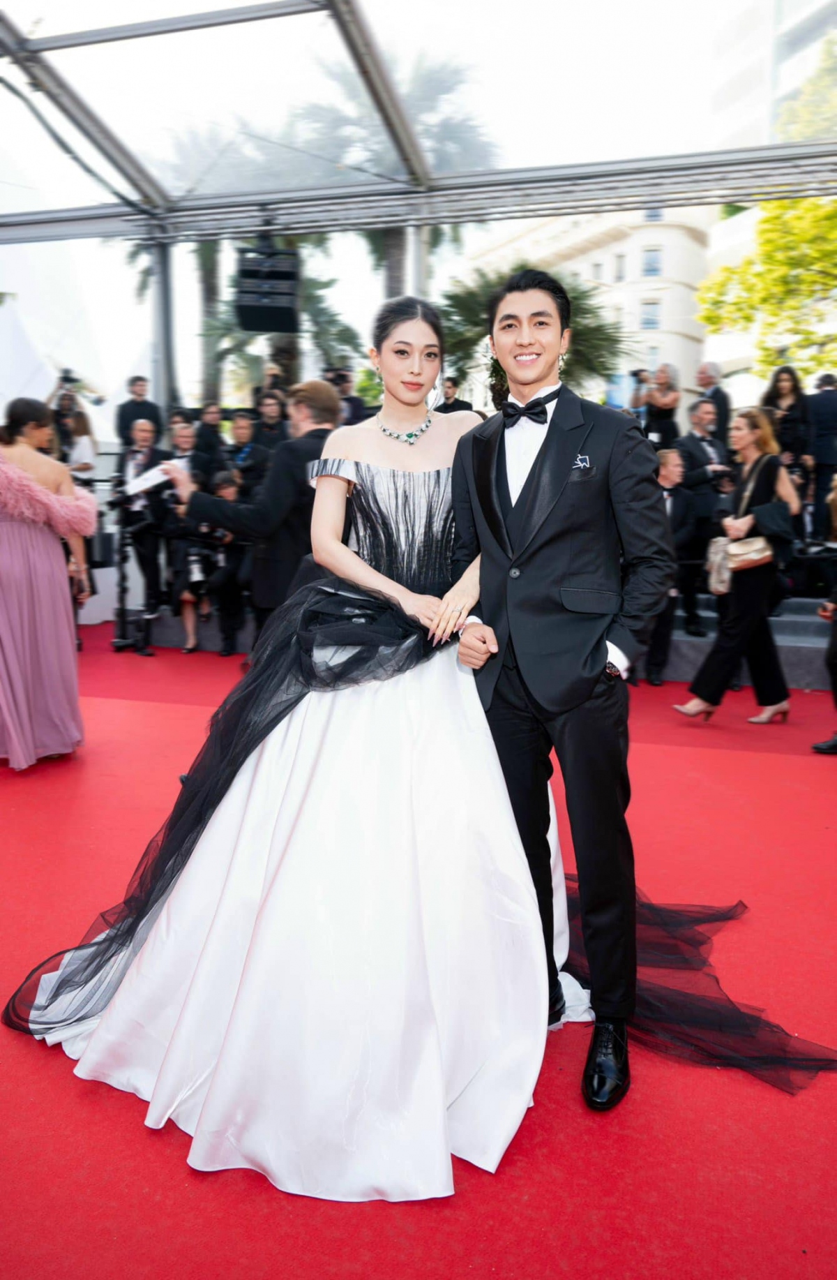 Cận cảnh bộ váy lấy cảm hứng từ thư pháp Việt của Á hậu Phương Nga tại Cannes - Ảnh 1.