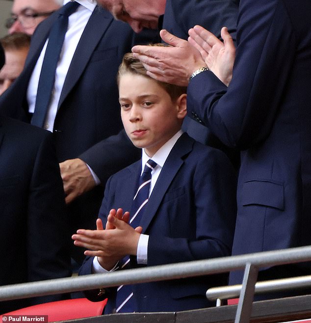 Đi xem chung kết bóng đá cùng bố William, Vương tôn George có biểu cảm thú vị khiến ai cũng bật cười- Ảnh 2.