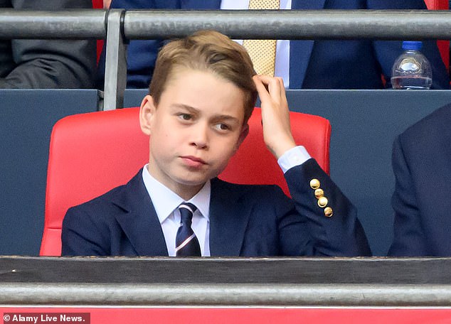Đi xem chung kết bóng đá cùng bố William, Vương tôn George có biểu cảm thú vị khiến ai cũng bật cười- Ảnh 1.