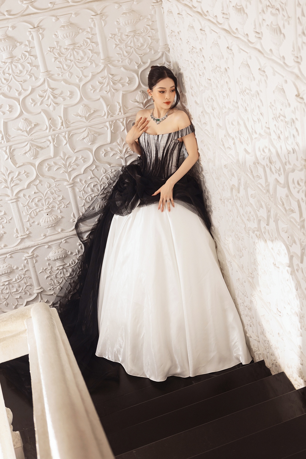 Cận cảnh bộ váy lấy cảm hứng từ thư pháp Việt của Á hậu Phương Nga tại Cannes - Ảnh 10.
