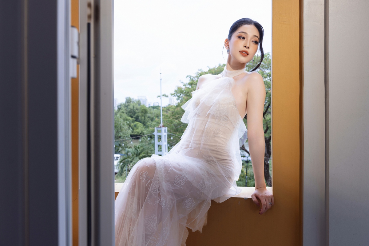 Cận cảnh bộ váy lấy cảm hứng từ thư pháp Việt của Á hậu Phương Nga tại Cannes - Ảnh 15.
